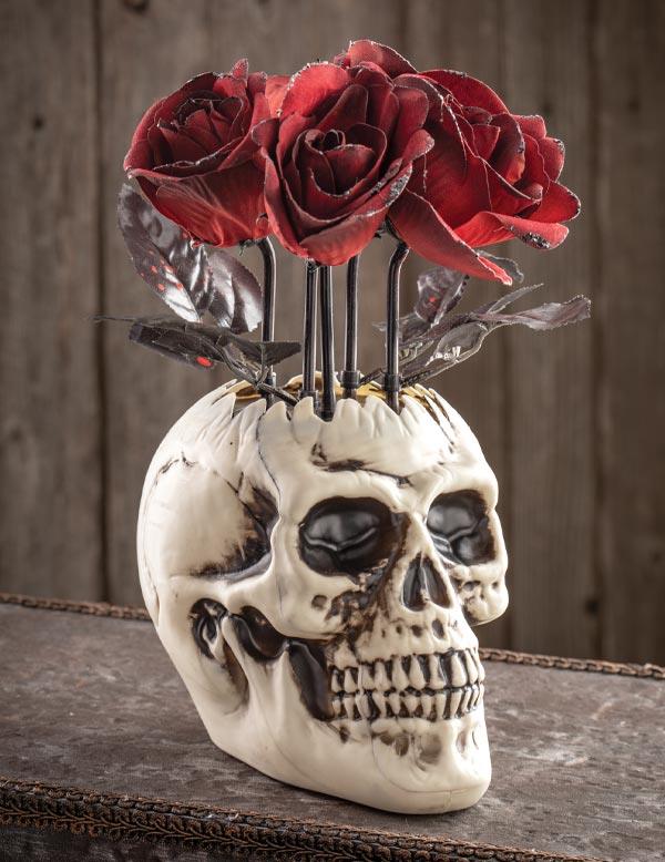 Totenkopf-Vase mit animierten Rosen
