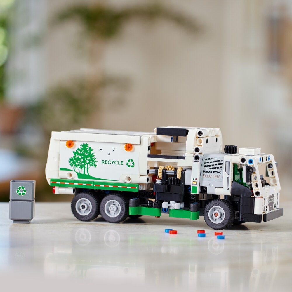 LEGO Technic - Mack LR Electric Müllwagen 8+