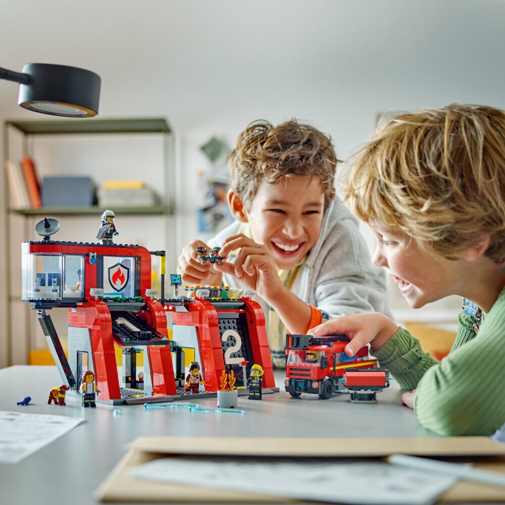 LEGO City - Feuerwehrstation mit Drehleiterfahrzeug 6+