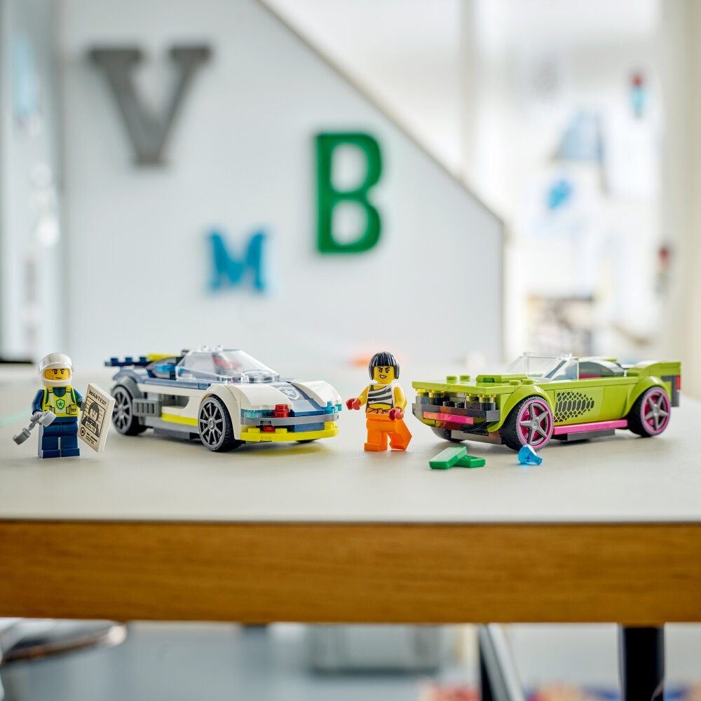 LEGO City - Verfolgungsjagd mit Polizeiauto und Muscle Car 6+