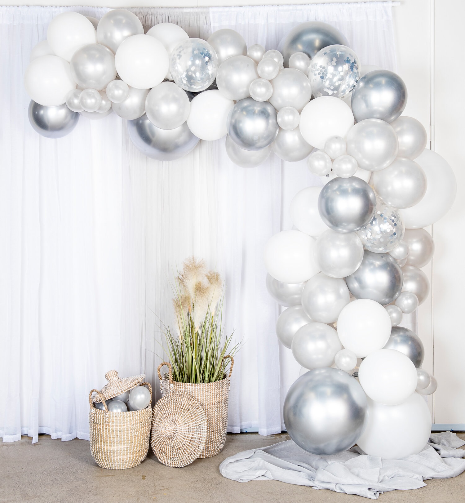DIY Ballonbogen in Silber und Chrome