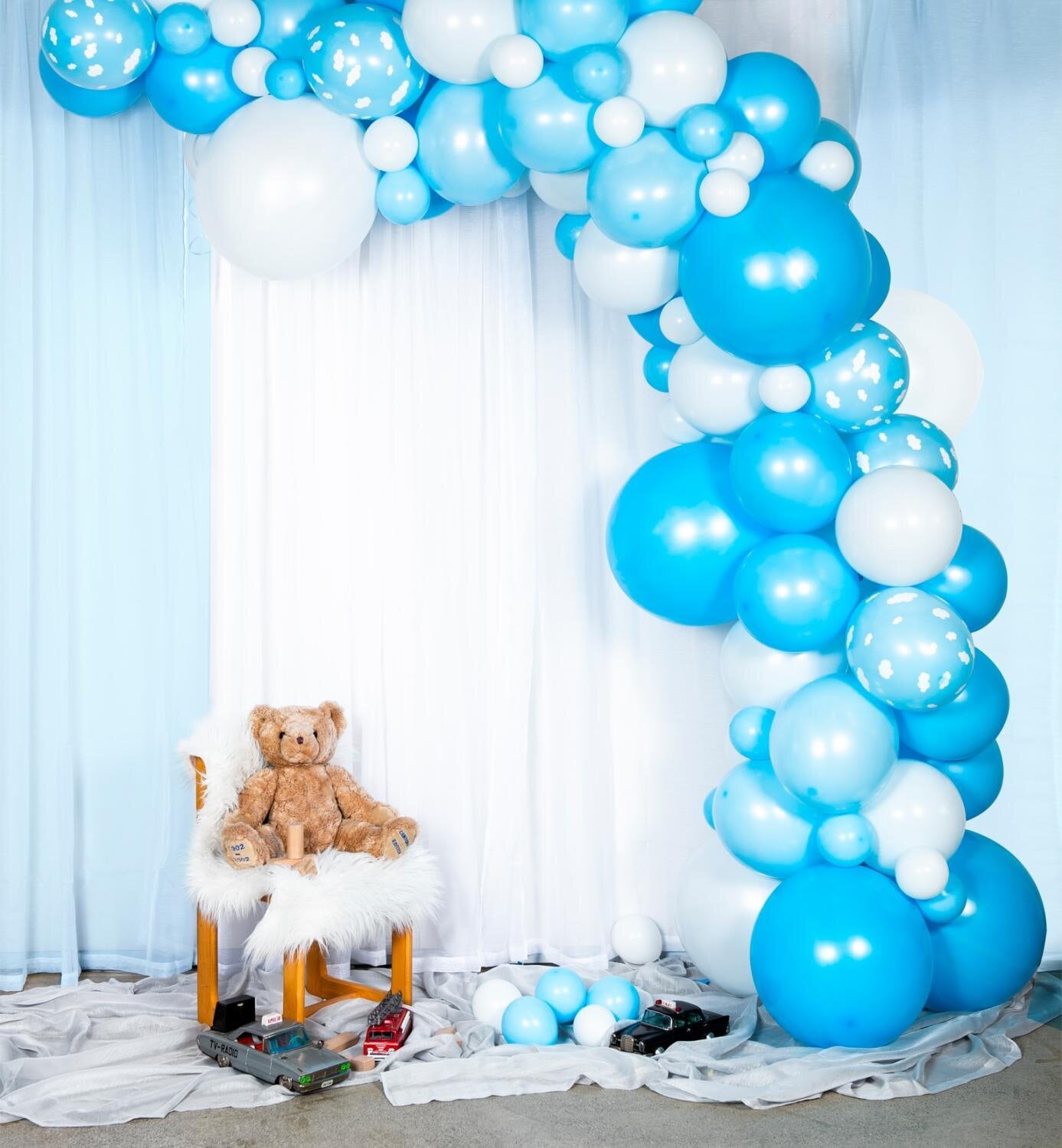 DIY Ballonbogen in blauen Tönen