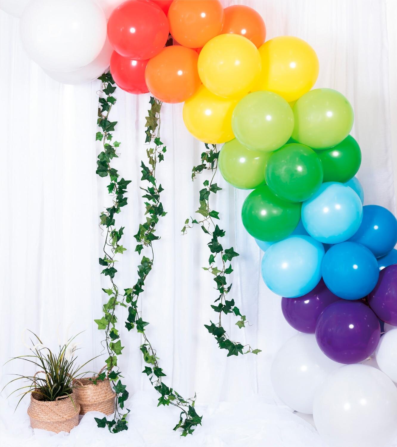 DIY Ballonbogen in Regenbogenfarben