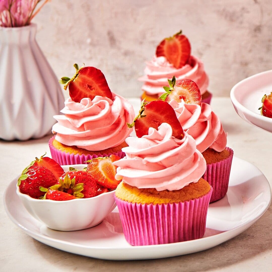 FunCakes Enchanted Cream® Strawberry Backmischung, 900 Gramm