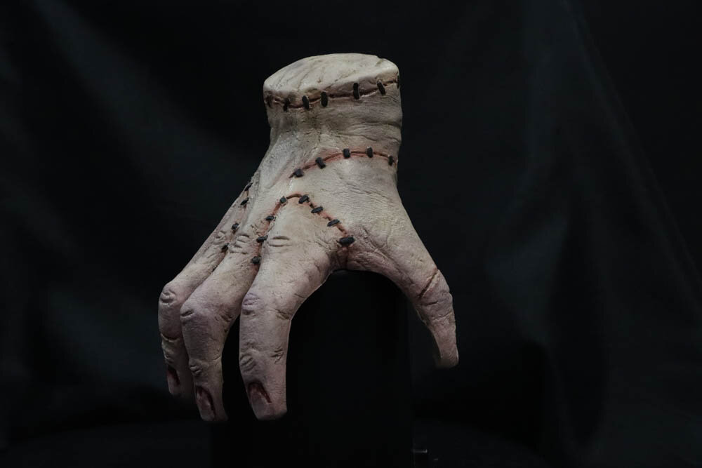 Wednesday - Hand auf der Schulter
