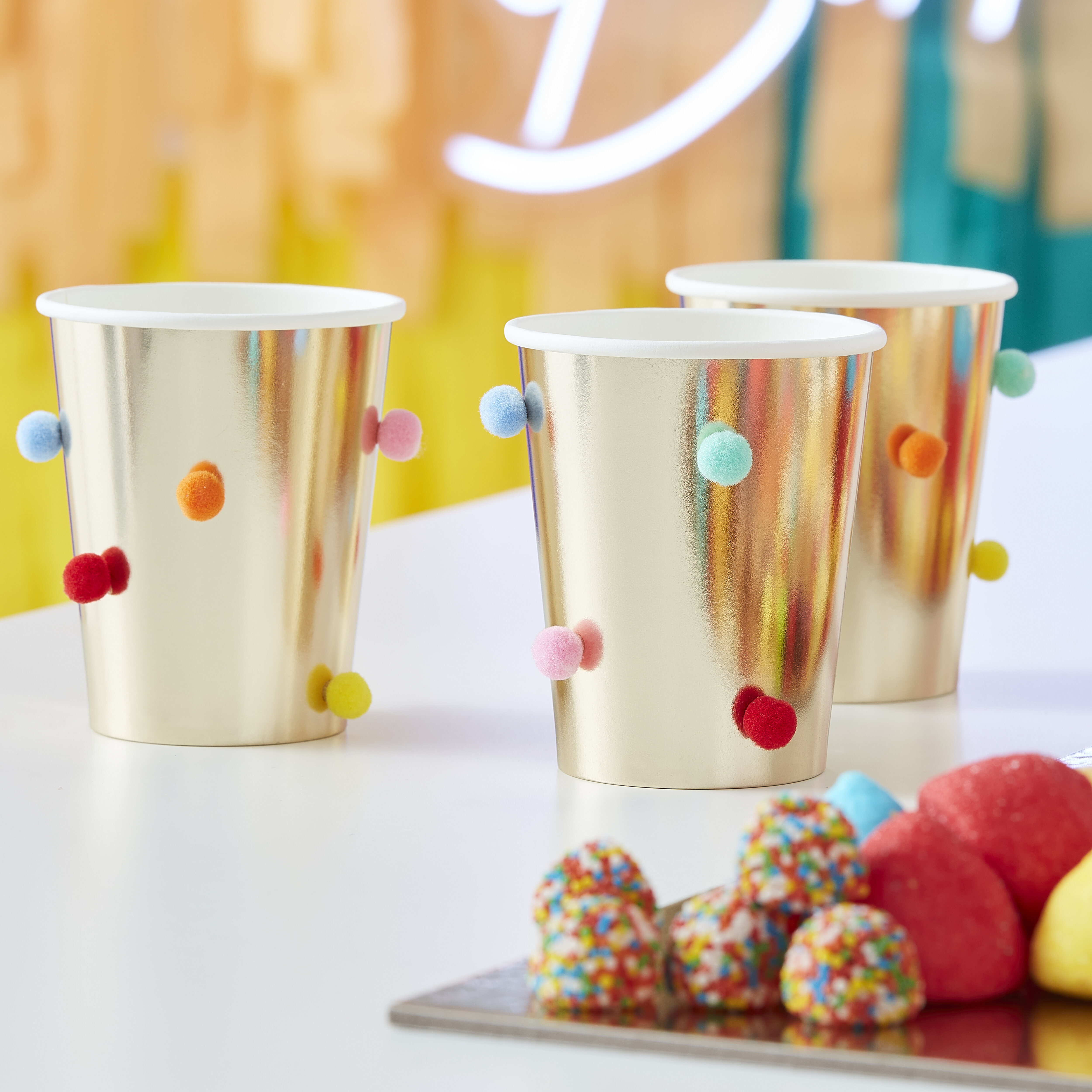 Regenbogen Becher in Gold mit Pompon 8er-Pack