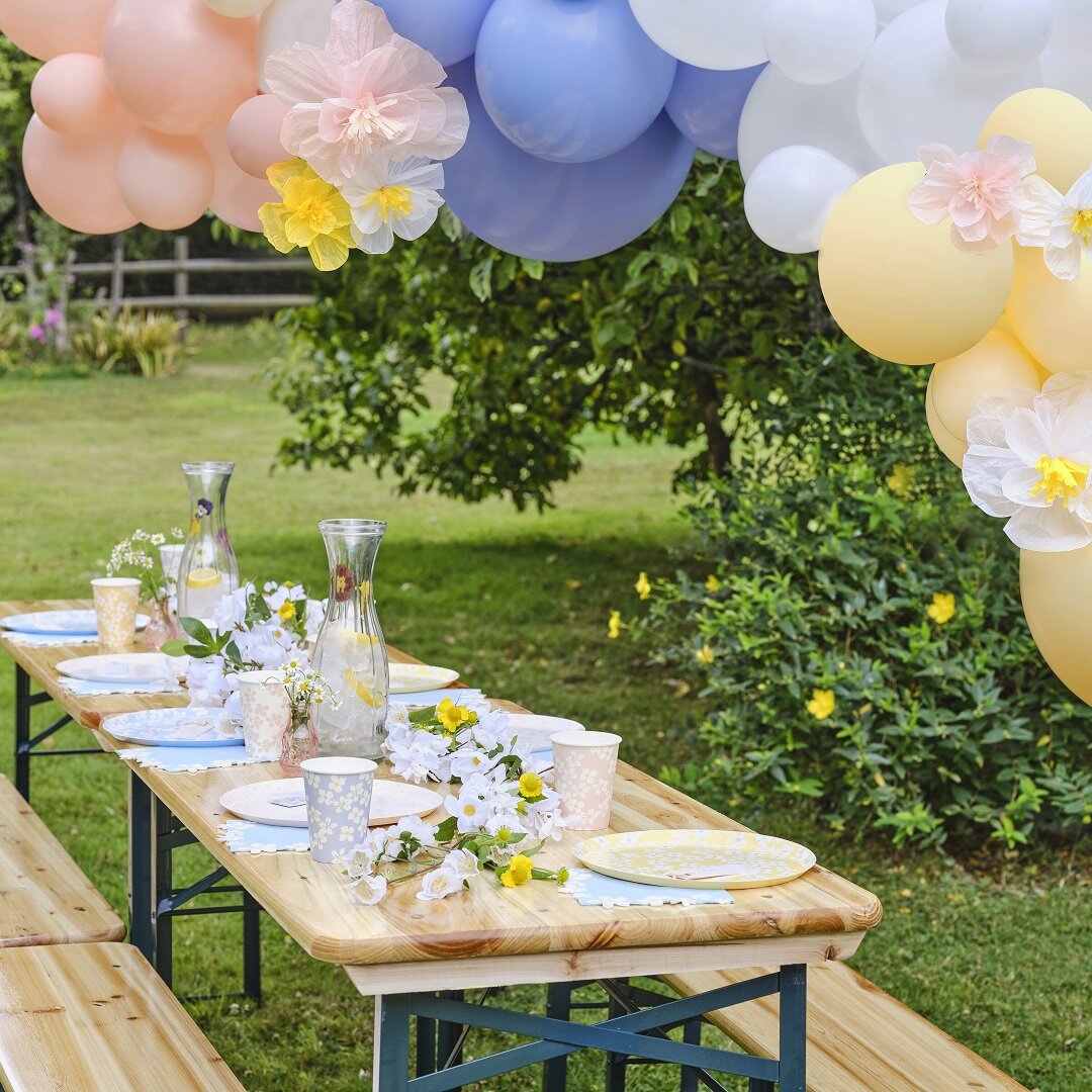 Pastellfarbener Ballonbogen mit Papier-Sommerblumen