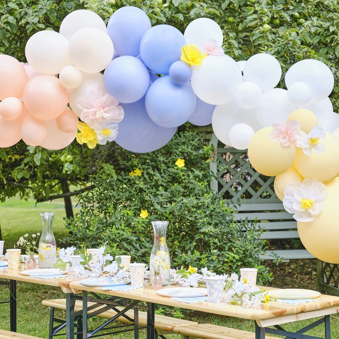 Pastellfarbener Ballonbogen mit Papier-Sommerblumen