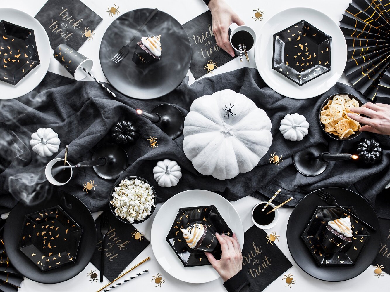 Halloween-Pappteller mit Goldfledermäusen 6er-Pack