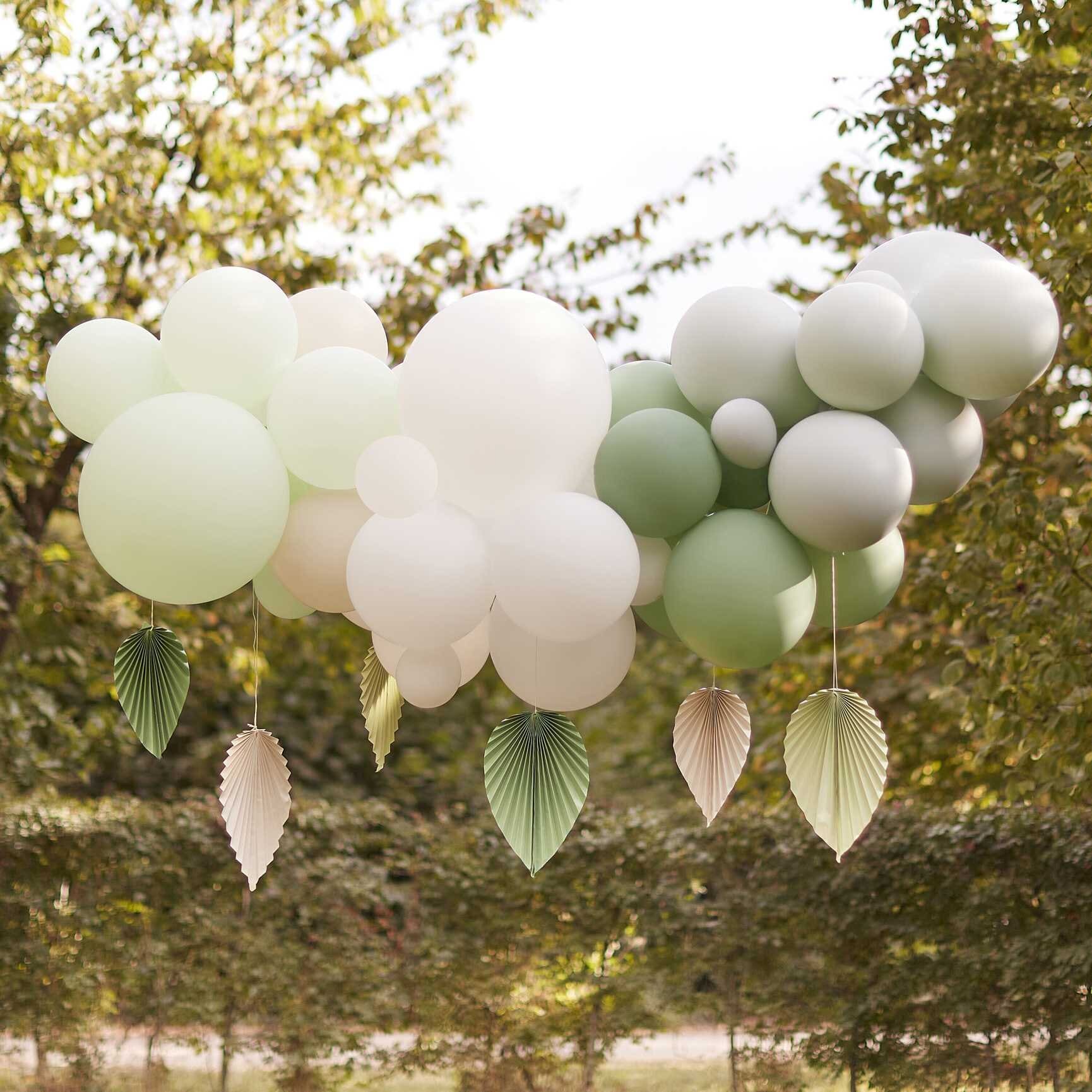 DIY Ballongirlande - Grün/Weiß mit Palmblättern